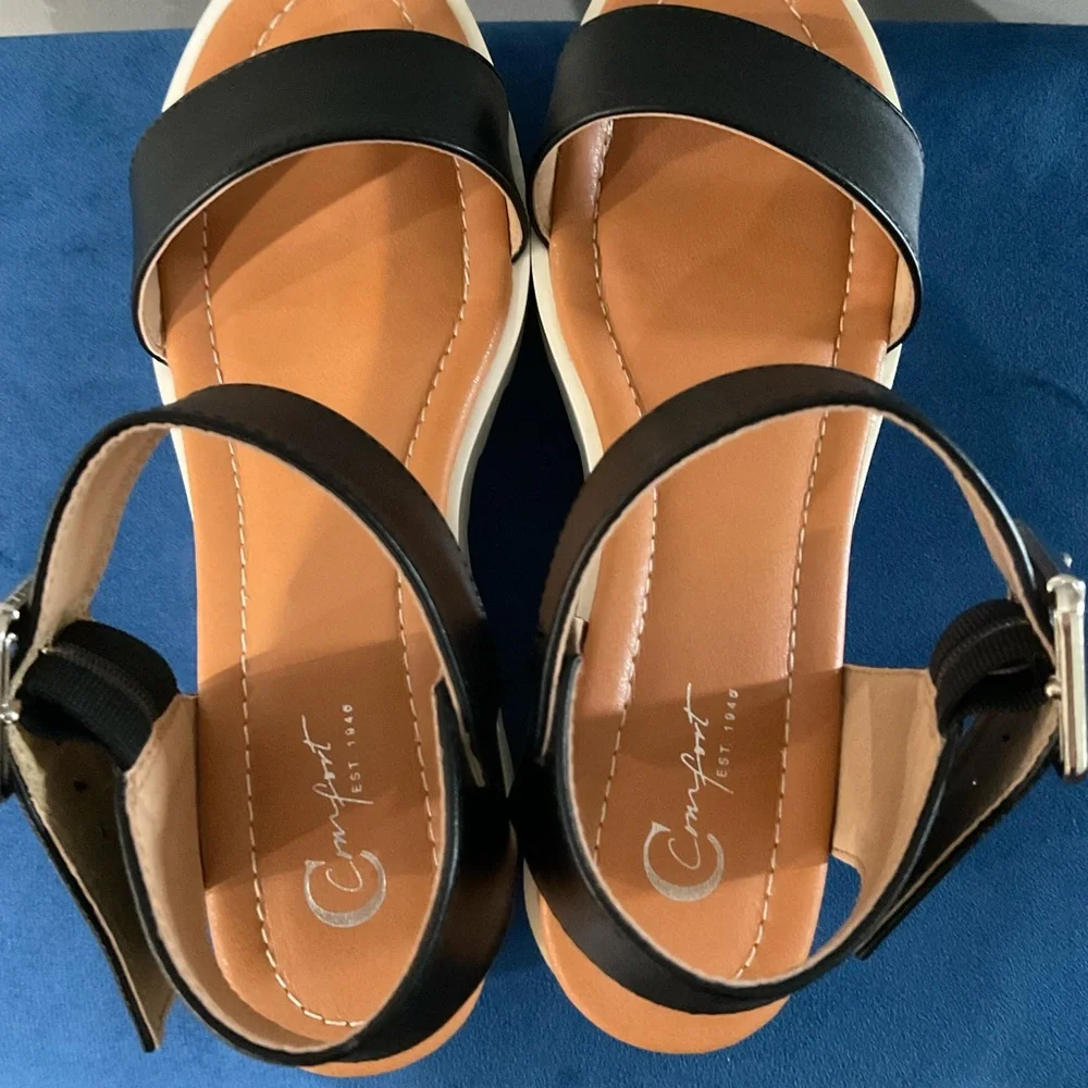 Comfort Est 1946 brand. Black and white sandals size 8.